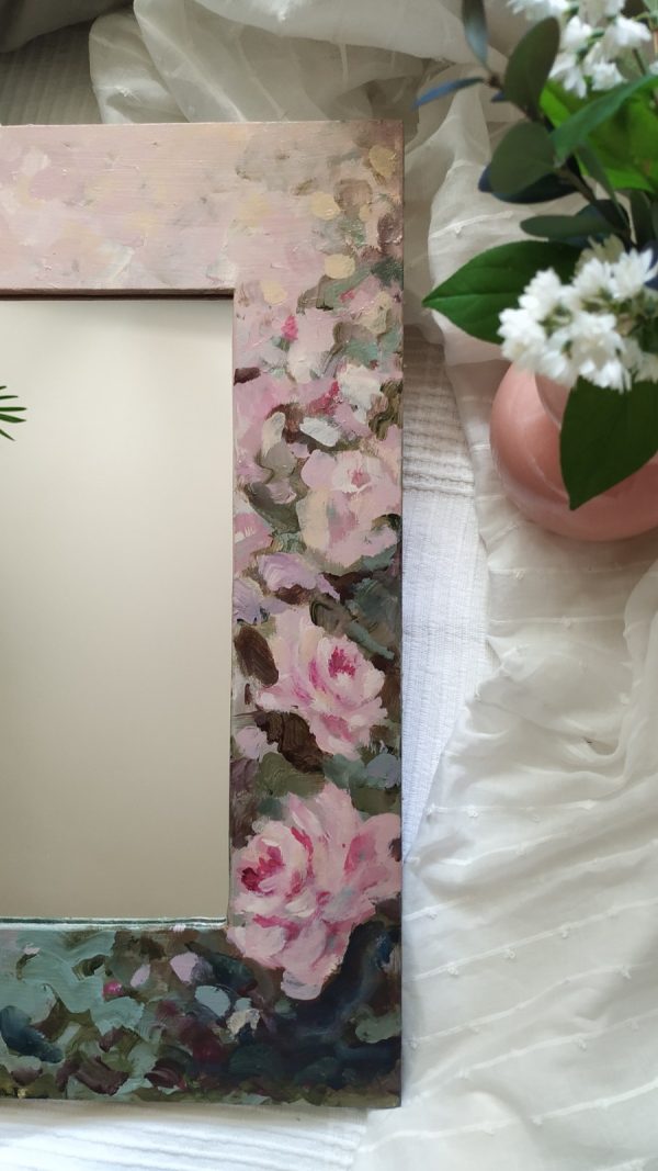 detalj oslikanog rama sa pastelnim ružama