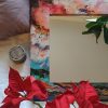 ogledalo island detalj ogledalo island detalj, jarke crvene, narandžaste i tirkizne boje kojima je oslikan ram u fokusu