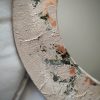 kružno ogledalo rama oslikanog pastelnim bojama sa odsjajem metalnih folija i reljefnim detaljima uvećano