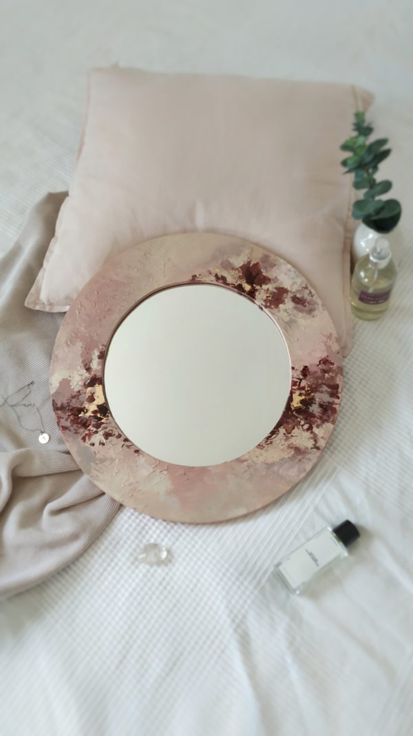 ogledalo pastel apstraktno oslikanog rama u pastelnim bojama sa akcentima u boji vina