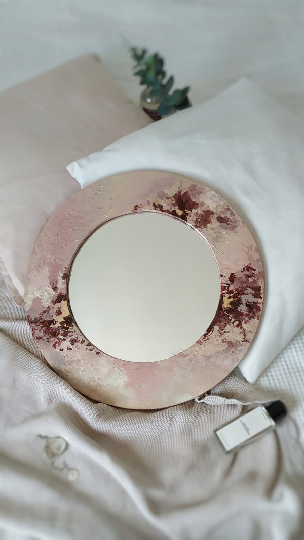 ogledalo pastel apstraktno oslikanog rama u pastelnim bojama sa akcentima u boji vina