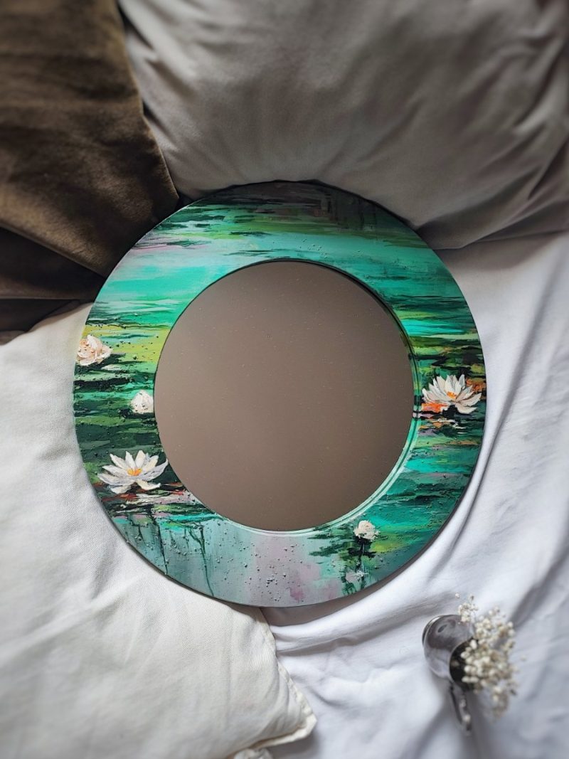 Unikatno ogledalo oslikanog rama s motivom lotosa i vodom u nijansama zelene boje